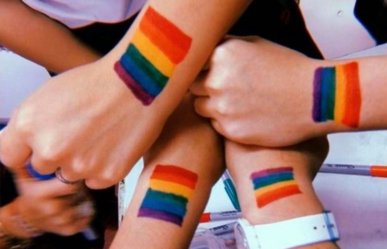 "Lo querían invisibilizar": denuncia contra colegio católico por discriminar a alumno gay | Actualidad