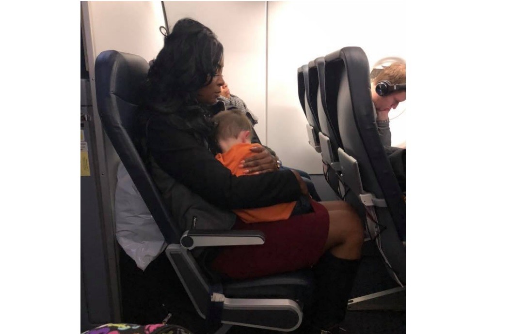 "Parece que necesitás un descanso": desconocida ayudó a una madre en el avión | Redes