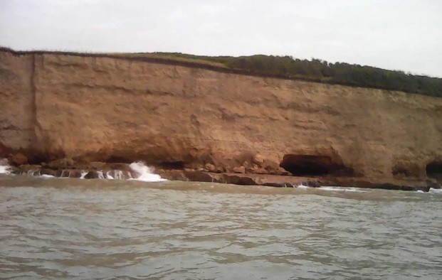 Guardavidas marplatenses rescataron a un hombre que había pasado la noche en una cueva | Actualidad