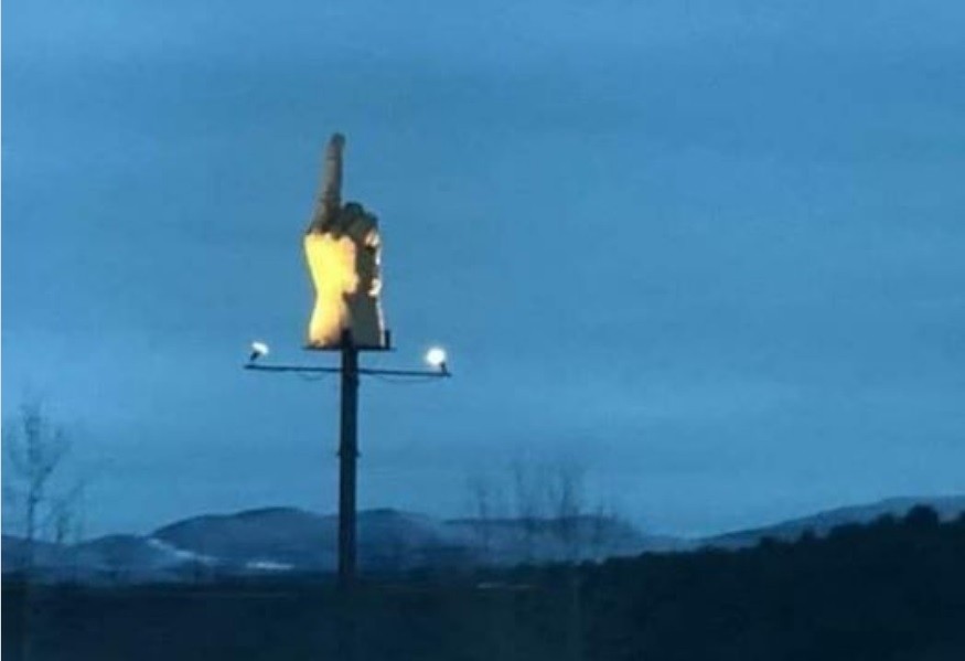 Harto de no conseguir permiso para construir, colocó una escultura insultante | Curiosidades