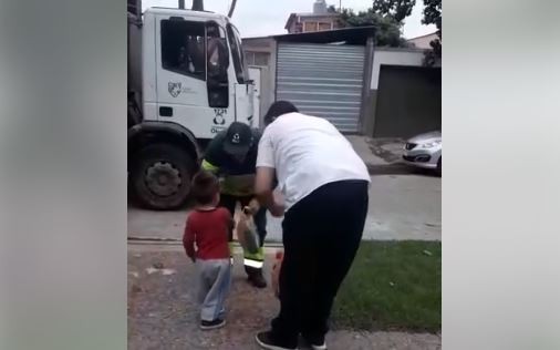 Video: nene le regala productos navideños a los recolectores de residuos | Redes