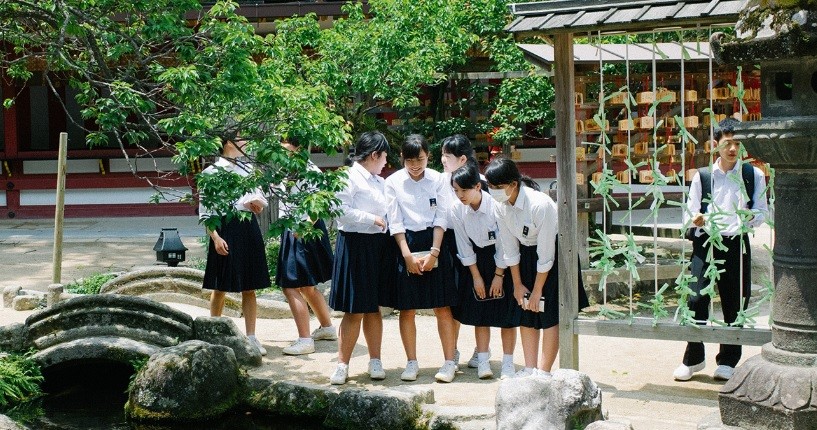 Escuelas chinas usan "uniformes inteligentes" para controlar la asistencia de alumnos | Internacionales