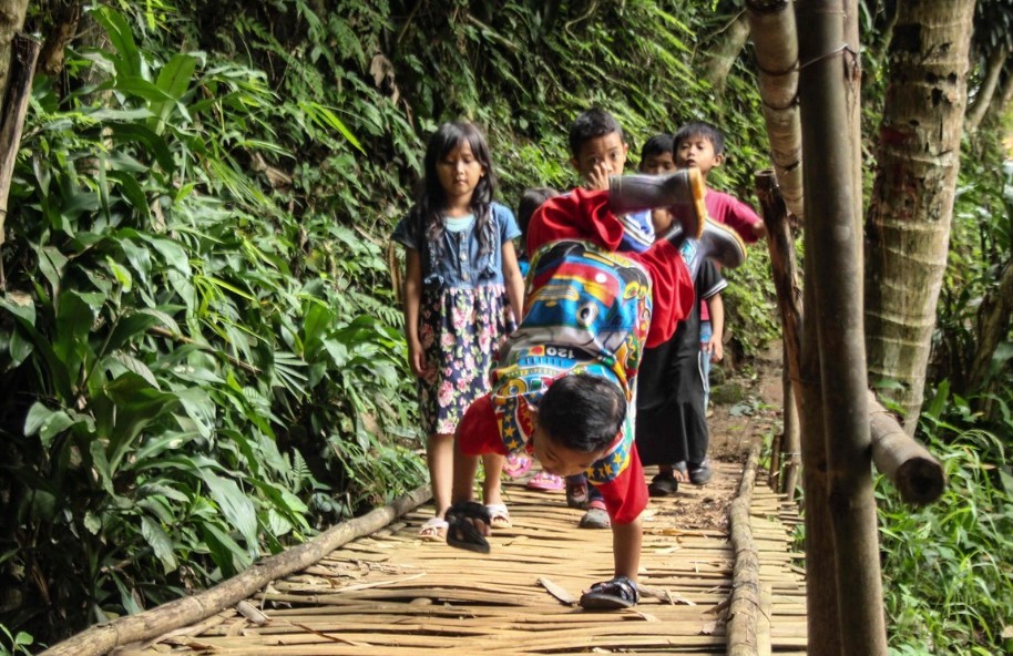 El nene que camina con sus manos 6 kilómetros todos los días para llegar a la escuela | Curiosidades