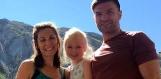 Le dio a su esposa un abrazo tan fuerte que le quebró la costilla y al mismo tiempo le salvó la vida | Curiosidades