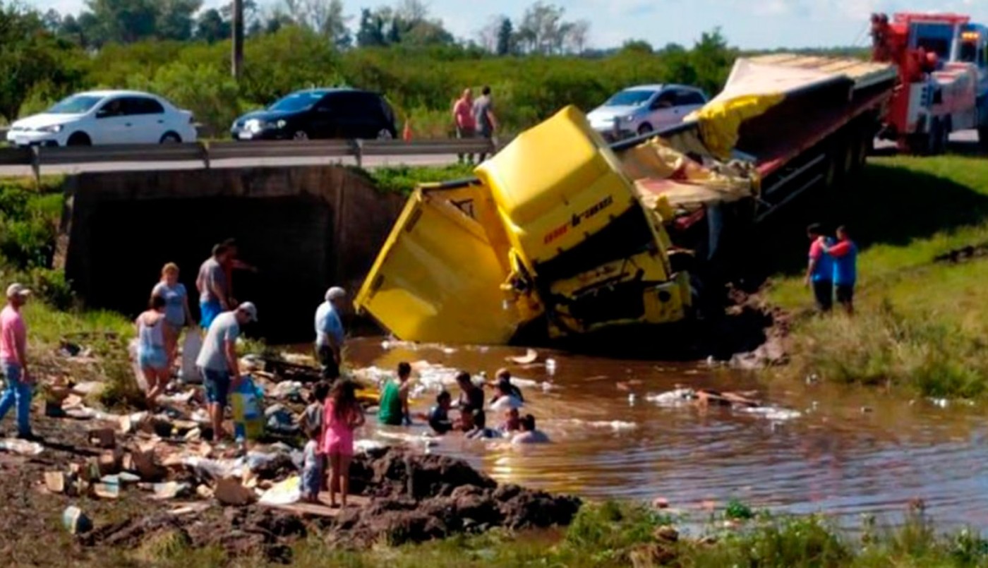 Volcó un camión con cerveza y vecinos se metieron al agua para llevarse botellas | Actualidad