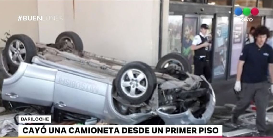 Cuatro heridos en el aeropuerto de Bariloche tras caer un auto desde un primer piso | Actualidad