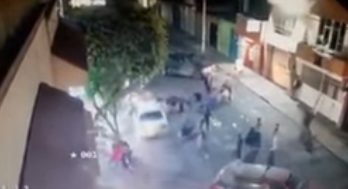 Fuertes imágenes: un taxista atropelló a familias que festejaban la previa de la Navidad en la calle | Internacionales