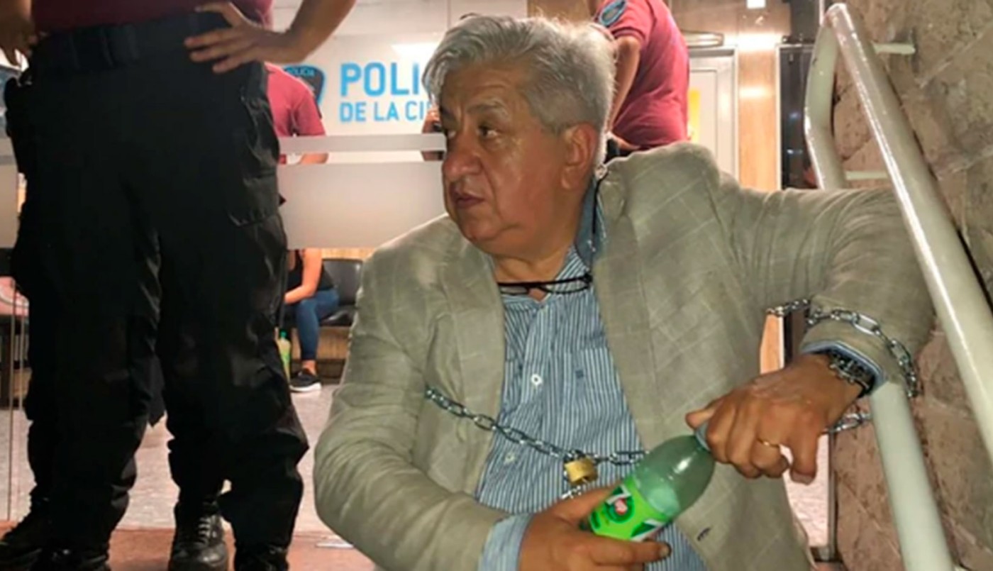 Liberaron a la empleada judicial por la que se había encadenado Piumato | Actualidad
