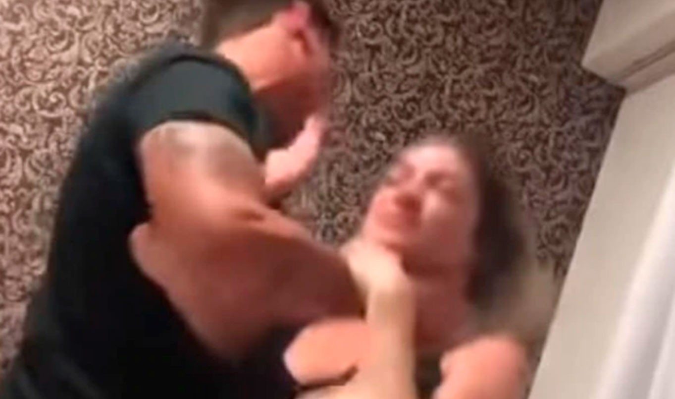 Video brutal: un piloto fue grabado mientras golpeaba y asfixiaba a su novia | Internacionales