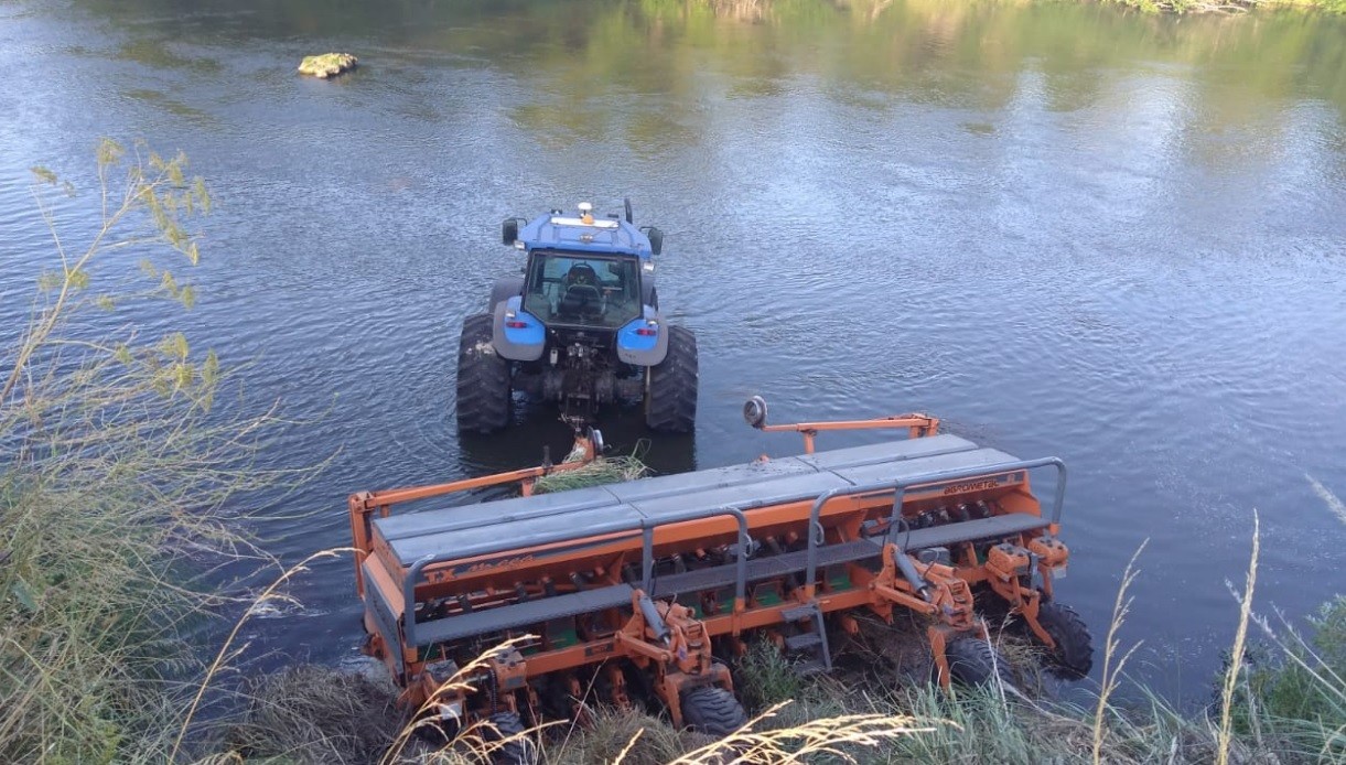 Se quedó dormido en el tractor y terminó en el río | Curiosidades