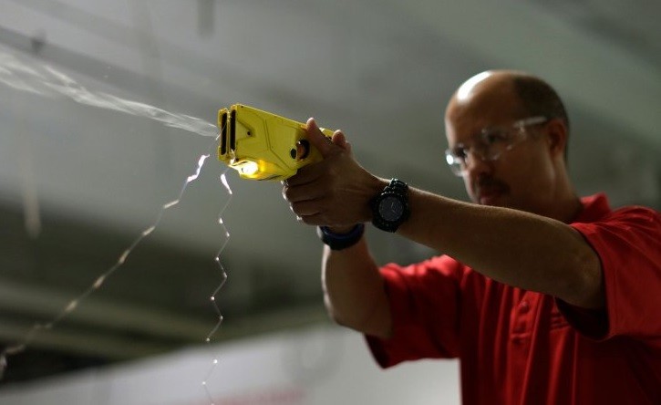 Seguridad en aeropuertos y trenes: equiparán a efectivos con pistolas Taser | Actualidad
