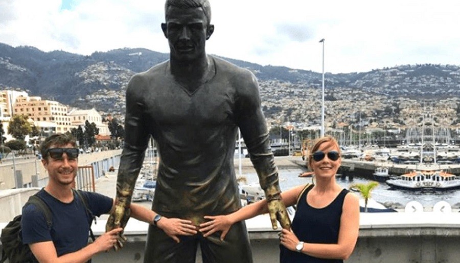 ¿Trae suerte?: la extraña costumbre de los turistas que visitan la estatua de Cristiano en Portugal | Redes
