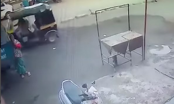 Video: así se salvó de "milagro" una mujer que estaba rezando y fue atropellada por un camión | Curiosidades