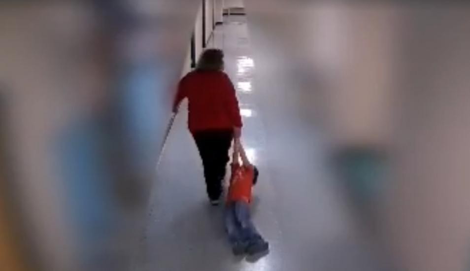 Echaron a la maestra que había arrastrado al nene con autismo | Internacionales