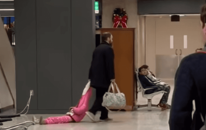 Viral triste: el video de un hombre que arrastra a su hija por un aeropuerto | Redes