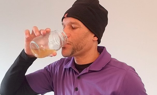 La extraña dieta a base de orina de un entrenador canadiense | Curiosidades