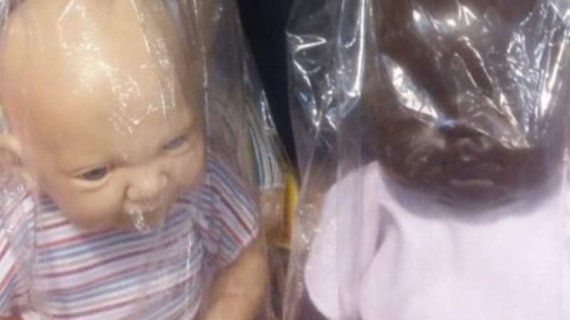 Polémica en Mendoza: venden un muñeco negro más barato que uno igual blanco | Actualidad