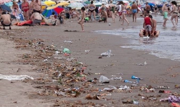 El 82 por ciento de la basura que hay en las playas de la Costa es plástico | Actualidad