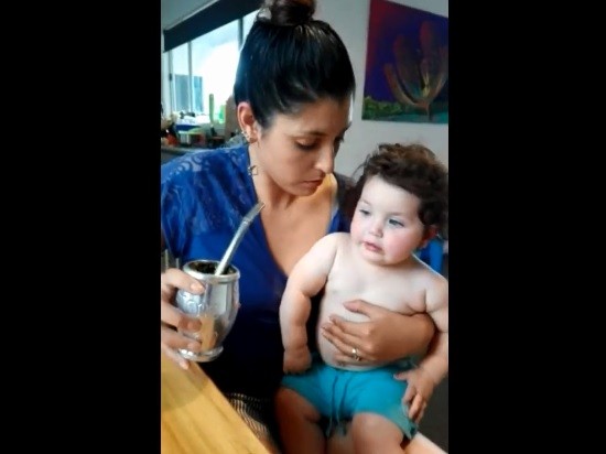 La beba neozelandesa que toma mate, el viral más adorable | Redes
