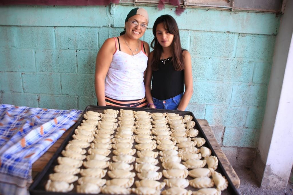 Martina necesita un trasplante de corazón y su familia vende empanadas para pagar los gastos | Actualidad