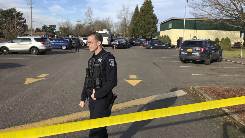 Video: un policía mató a un hombre en la puerta de la escuela y delante de su hija de 12 años | Internacionales