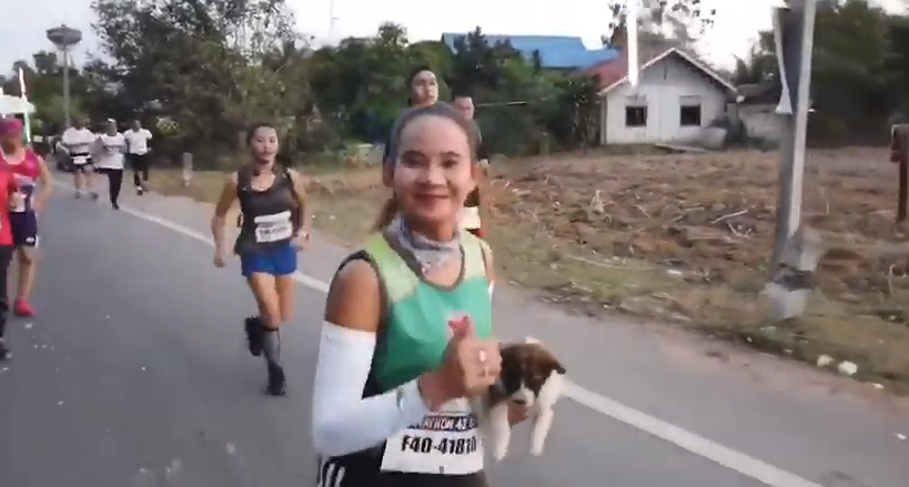 Participaba de una maratón y se encontró un cachorro perdido: corrió más de 30 kilómetros con el animal | Redes