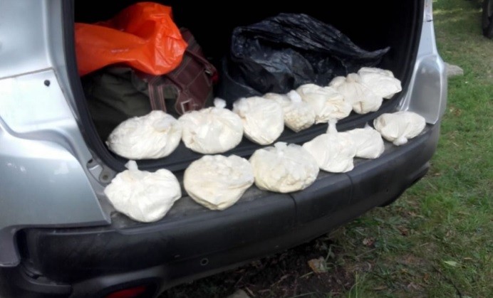 Abandonaron el auto que usaron para robar y tenía más de 6 kilos de cocaína en su interior | Actualidad