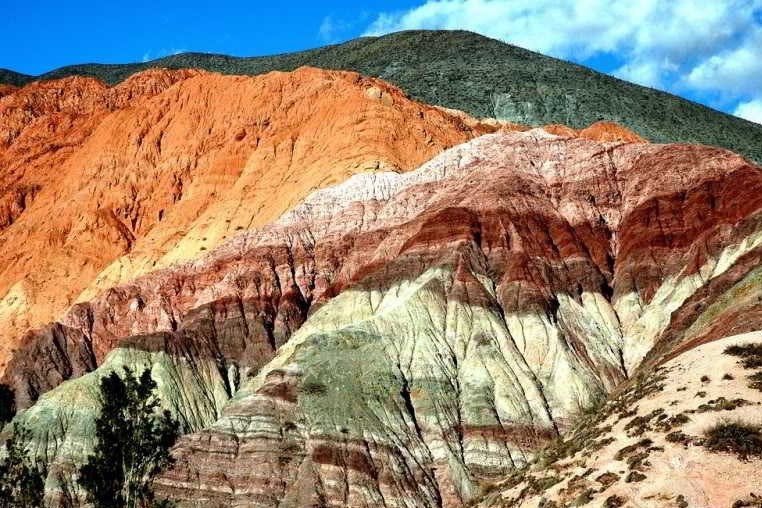 Polémica en Jujuy: un hombre cobra para entrar al Cerro de los Siete Colores | Actualidad