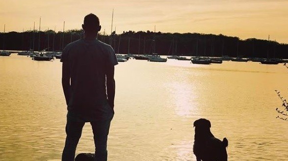 La foto de la perrita esperando a Emiliano Sala conmueve a todo el mundo | Redes