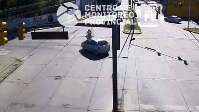 VIdeo: tres jóvenes iban en moto, sin casco, pasaron en rojo y chocaron | Actualidad