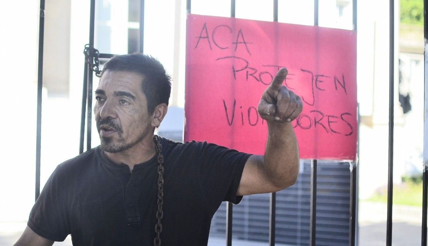 Se encadenó a la fiscalía para reclamar que aceleren la causa por violación a su hija de 9 años | Actualidad