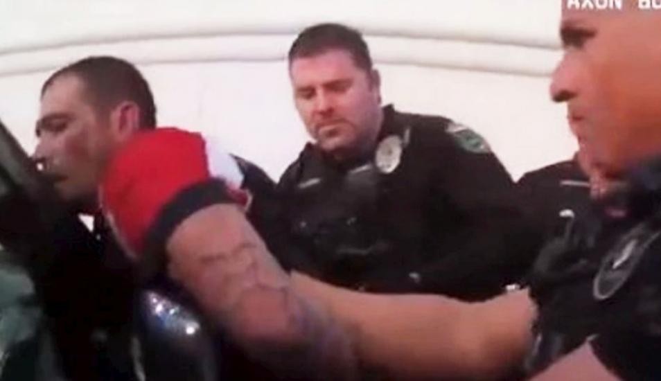 Video: le aplicaron 11 descargas con la pistola Taser delante de su esposa e hijos | Internacionales