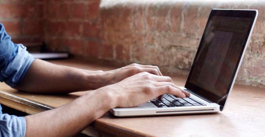 "¿Con g o con j?" Picante cruce en Twitter entre la RAE y un usuario argentino | Redes