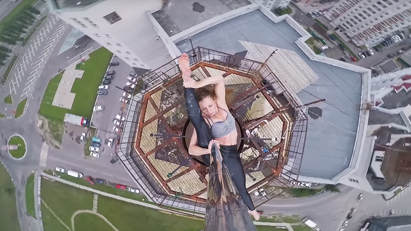 Impresionante video: una bailarina de pole dance hizo una performance en la cima de un edificio de 16 pisos | Redes