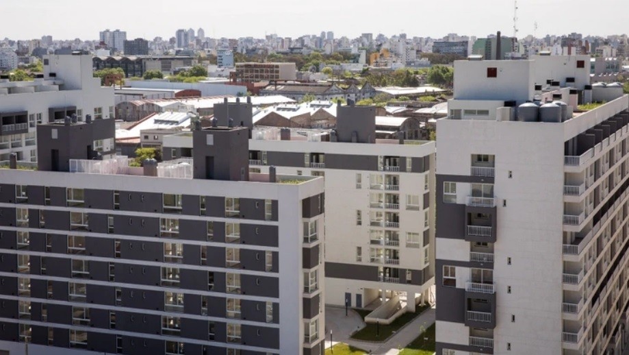 Con créditos a 30 años, venden miles de departamentos en terrenos que eran del ferrocarril | Economía