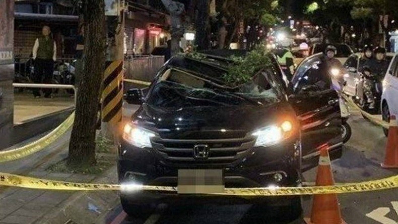 Video impactante: se tiró de un piso 13 y sobrevivió al caer sobre un auto | Internacionales