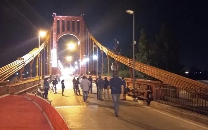 Quería arrojarse desde el puente de Necochea porque le quitaron a sus hijos | Actualidad