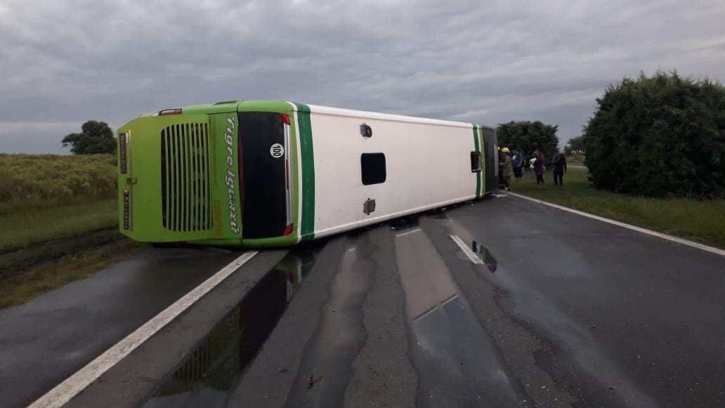 Volcó un ómnibus en la autopista Rosario-Santa Fe: hay 35 heridos | Actualidad