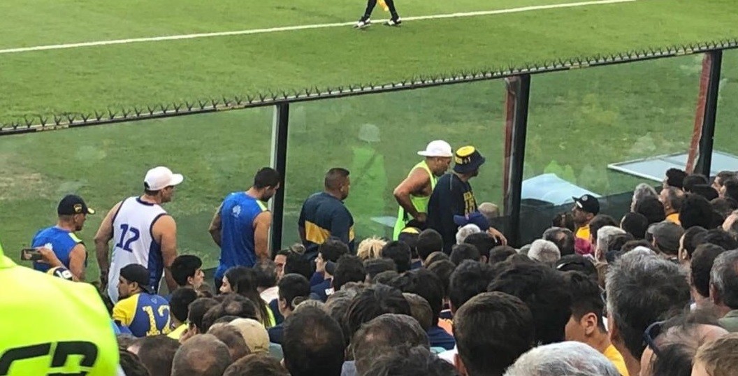 Barras de Boca contra plateístas por insultos a Angelici: "A veces tienen el pase para colgar las banderas" | Deportes