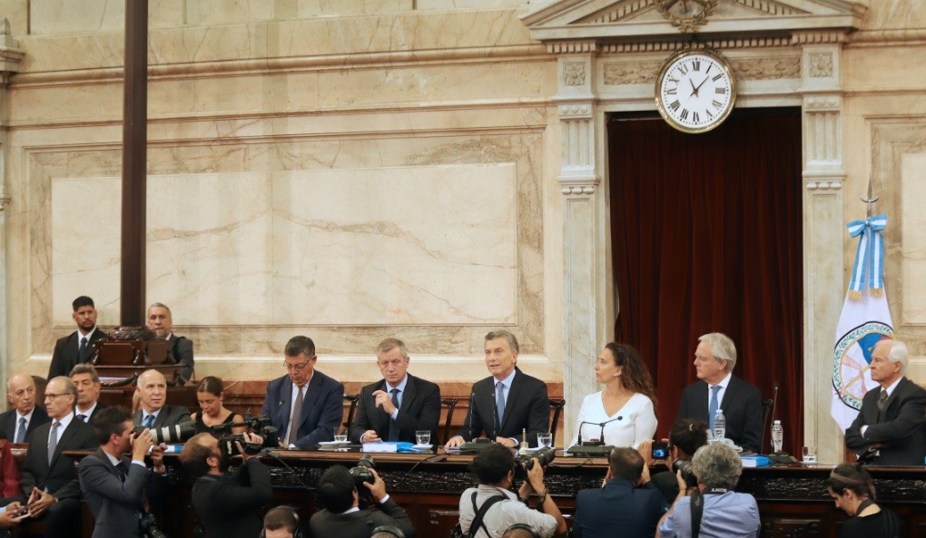 "Cómo puede ser que hayamos condecorado a Maduro": énfasis del Presidente en las relaciones internacionales | Política