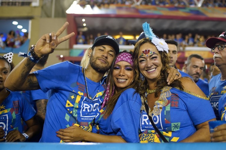 Mientras se recupera de su lesión, Neymar pasó por el Carnaval de Río | Deportes