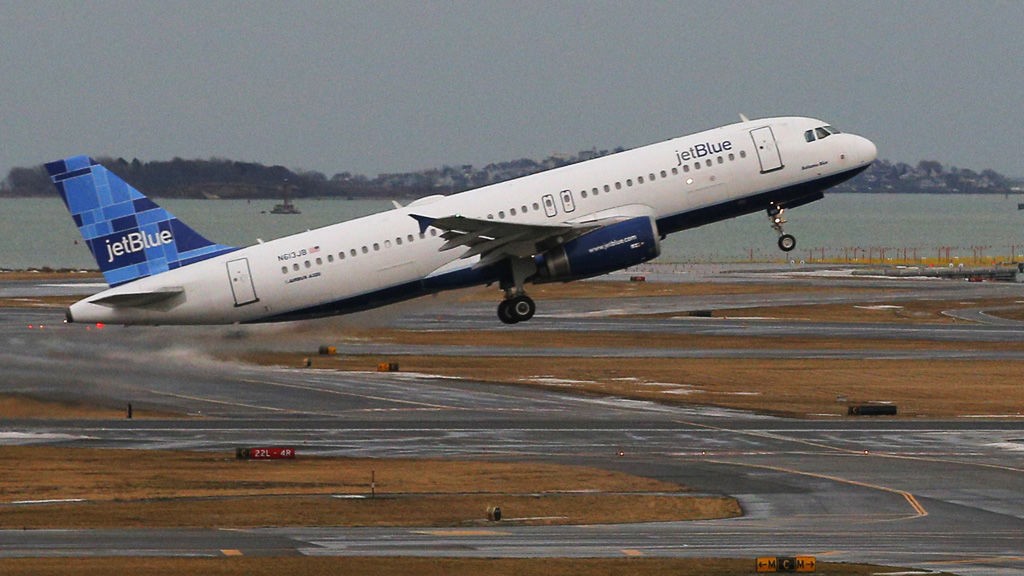 La aerolínea que ofrece vuelos gratis a los que borren todas sus fotos de Instagram | Redes