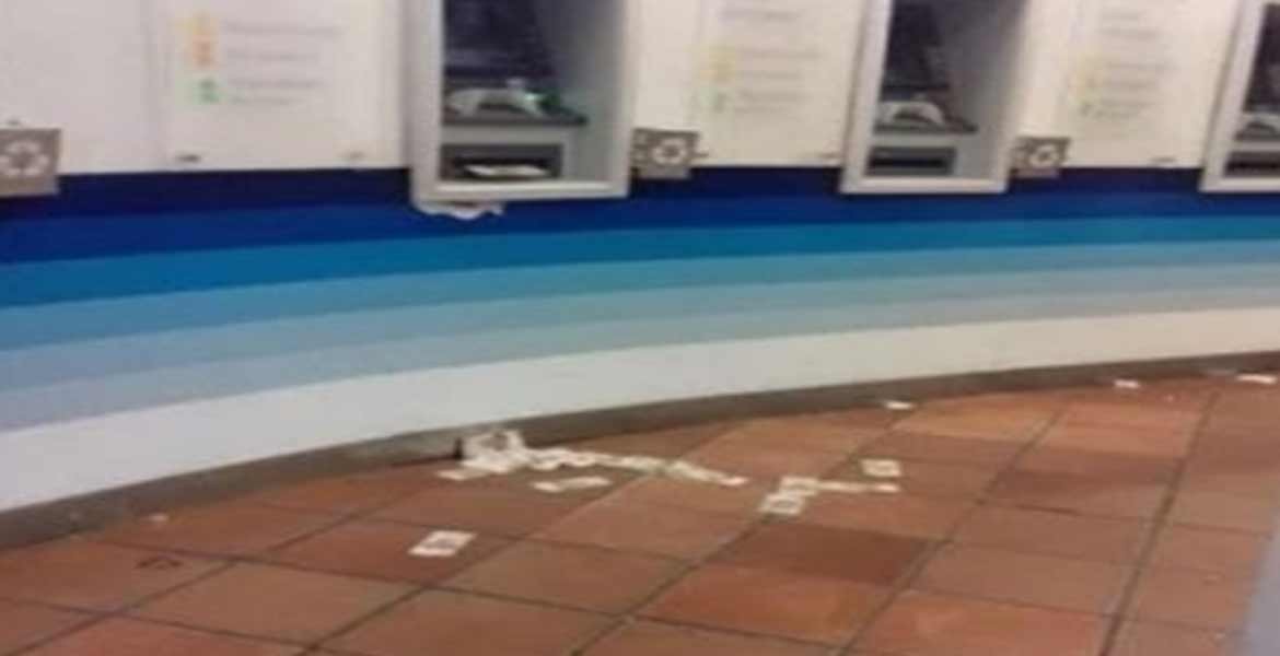 Lluvia de billetes por fallas en dos cajeros automáticos de México | Redes