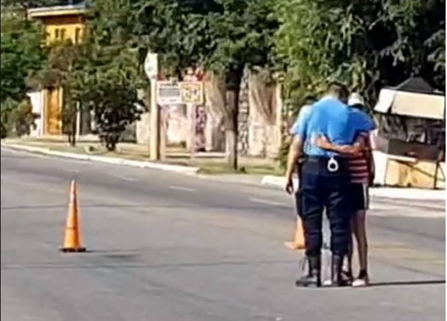 Imagen viral: el policía que llora a su amiguito de 10 años, atropellado cuando iba en bicicleta | Redes