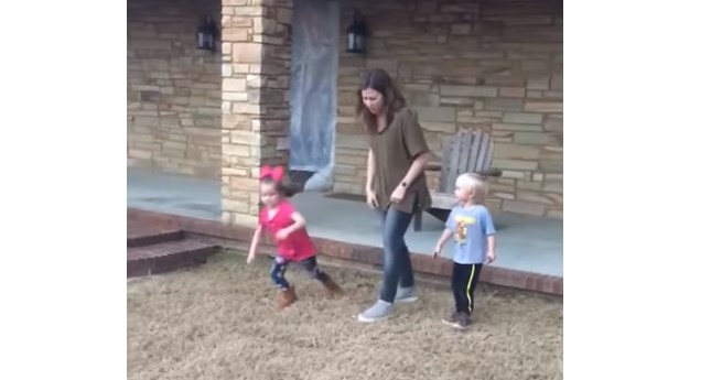 La tía más competitiva del mundo: empujó a sus sobrinos para ganar la carrera | Redes