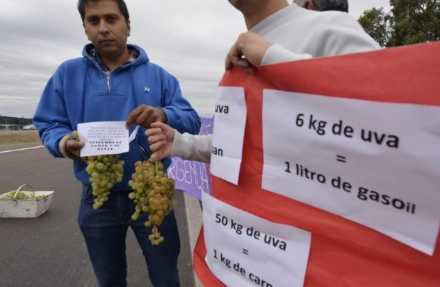 Viñateros regalaron uvas en la ruta como protesta por la crisis | Actualidad