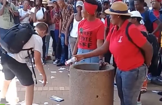 Un chico se vuelve viral por juntar la basura que dos mujeres tiran al suelo una y otra vez | Redes