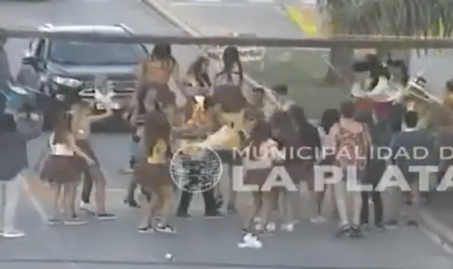 Una mujer borracha atropelló con su auto un "piquete" de estudiantes que festejaban el "UPD" | Actualidad