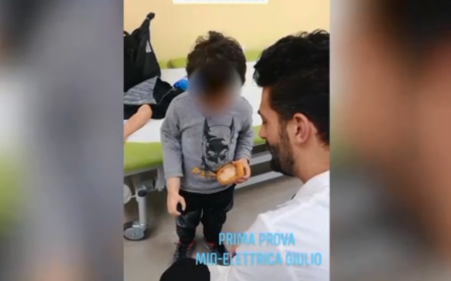 El viral que emociona: la reacción del nene al probar por primera vez un brazo ortopédico | Redes