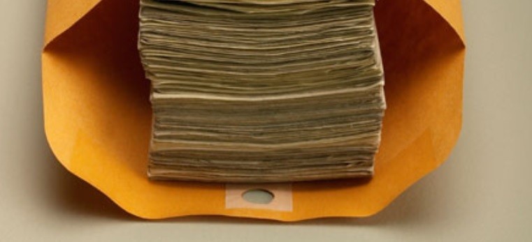 Misterio en un pueblo de 800 habitantes: vecinos hallan sobres con dinero en la puerta de sus casas | Curiosidades